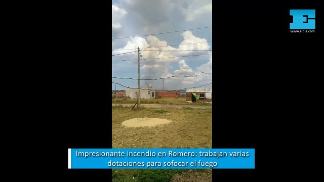 Impresionante incendio en Romero: trabajan varias dotaciones para sofocar el fuego