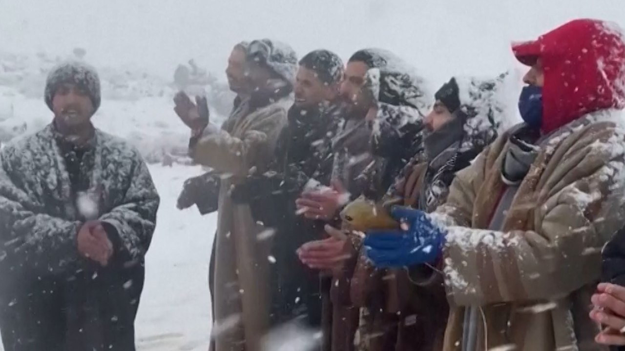 En Arabie saoudite, l’arrivée de la neige enchante les habitants de la région de Tabouk