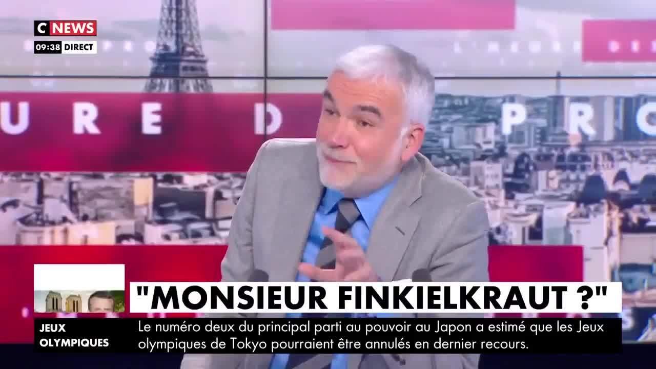 "Trop mignon" : Pascal Praud commente la séquence devenue culte avec Alain Finkielkraut dans l'Heure des Pros