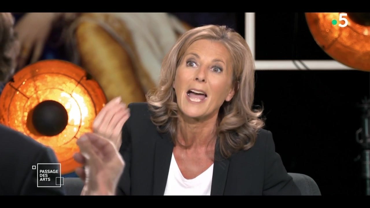 Claire Chazal agacée par Luc Ferry dans Passage des arts