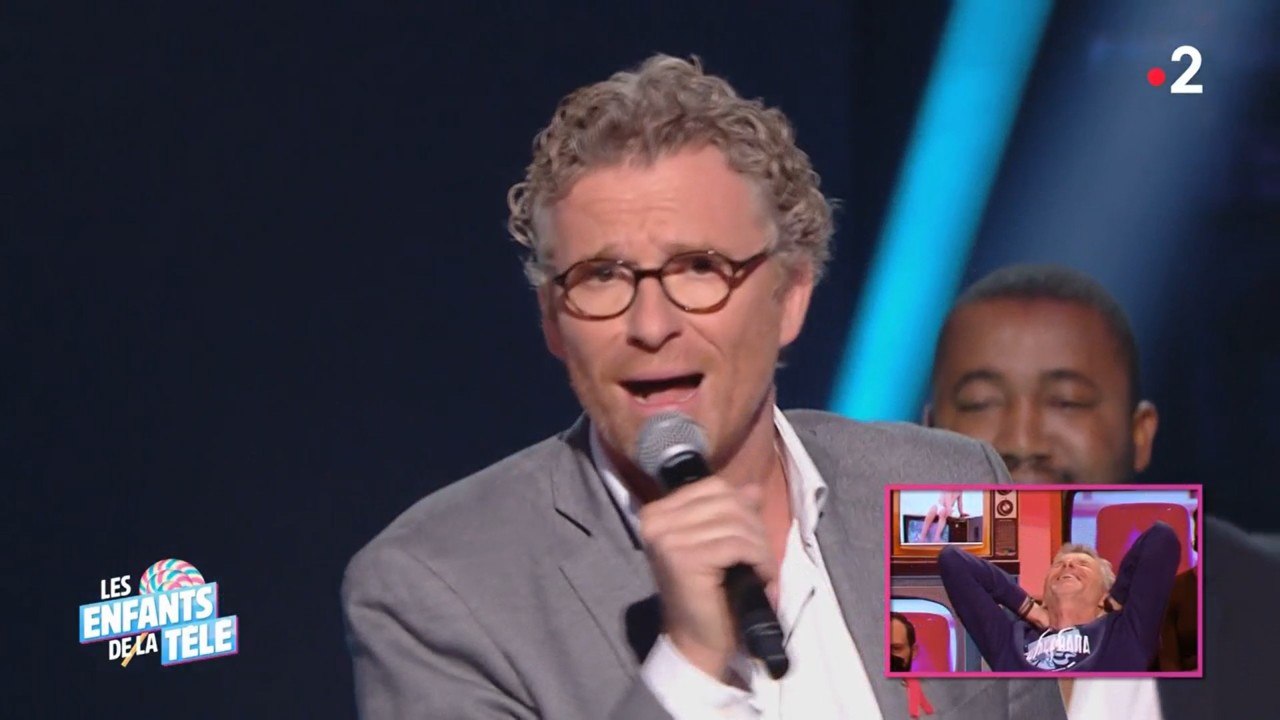 Les enfants de la télé : Denis Brogniart très gêné par des images de lui en train de chanter et de danser