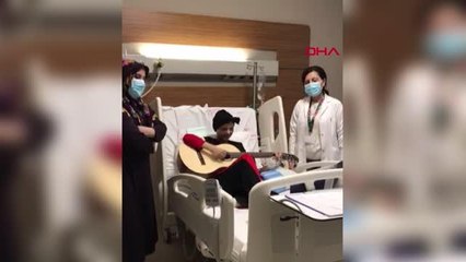 KANSERİ, GİTAR ÇALIP DOKTORUYLA ŞARKI SÖYLEYEREK UĞURLADI