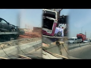 شلل مروري على الطريق الدئري إثر انقلاب سيارة محملة بالطوب