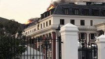 Au Cap le feu a repris au Parlement sud-africain, terriblement endommagé