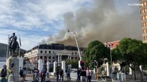 شاهد: بعد السيطرة عليه مؤقتاً.. عودة اندلاع الحريق في برلمان جنوب إفريقيا