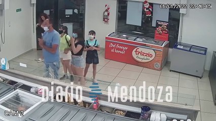 Mulher usa vestido como máscara para entrar em sorveteria da Argentina