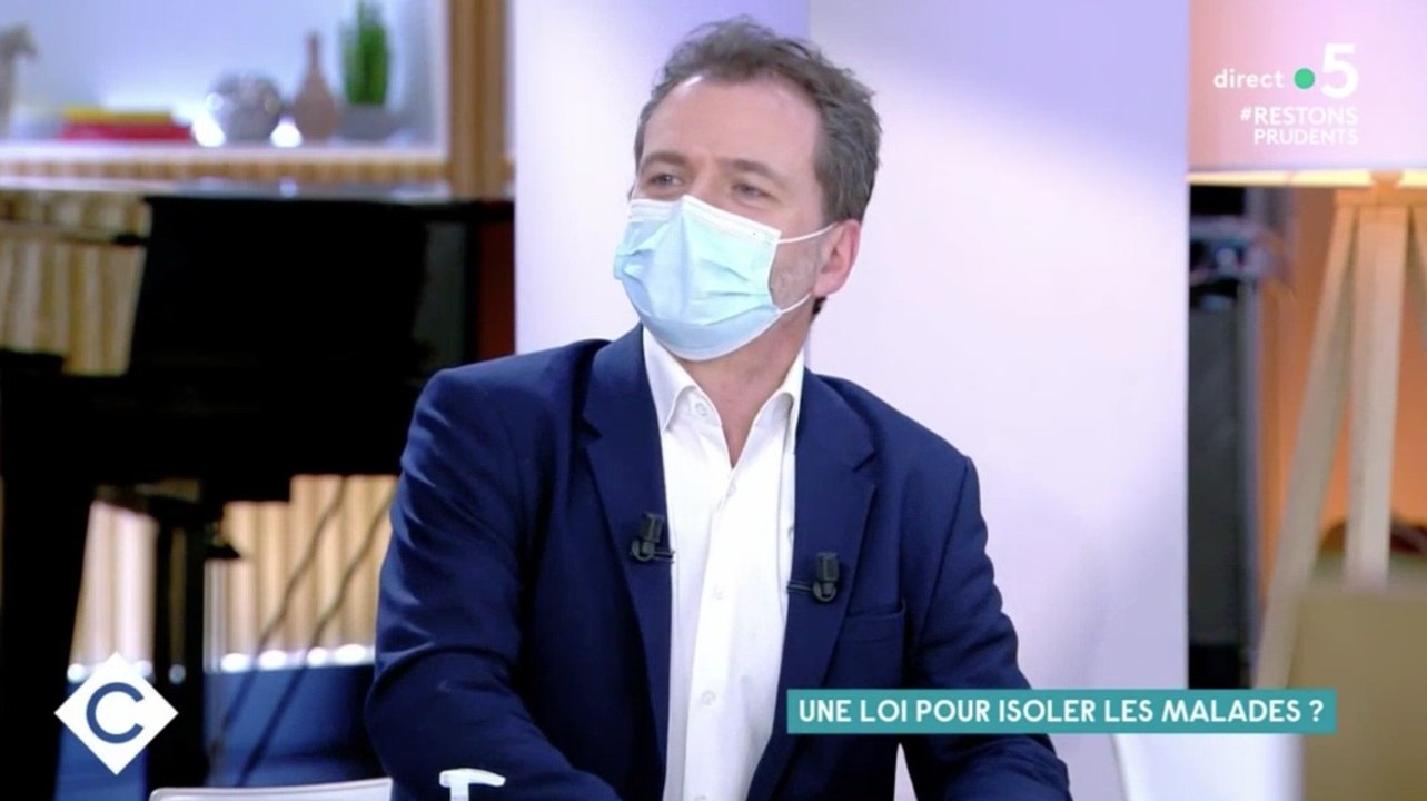 "On coupe la bûche en deux, papy et mamie mangent dans la cuisine" : Rémi Salomon reconnait une "maladresse" mais...