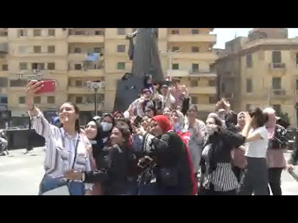 طالبات الثانوية بالمنصورة يحتفلن بانتهاء الامتحانات بالزغاريد