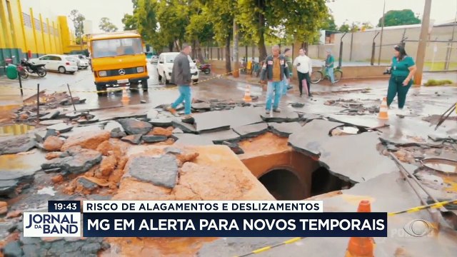 Há previsão de novos alagamentos e riscos de deslizamentos de terra.