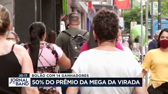 A lotérica onde foi vendido um dos dois bilhetes premiados da Mega da Virada virou atração no interior paulista. 14 apostadores vão dividir uma bolada de quase 200 milhões de reais. A outra metade do prêmio foi para Cabo Frio, no Rio de Janeiro