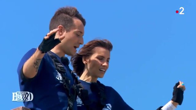 Hugo Clément supplie Alexandra Rosenfeld lors d'une épreuve de Fort Boyard
