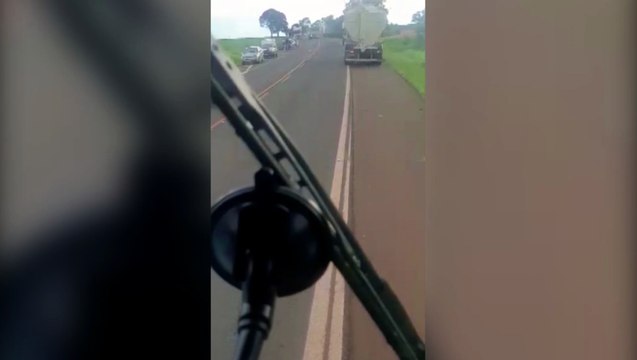 Forte colisão envolve caminhão e dois carros na BR-369, em Mamborê
