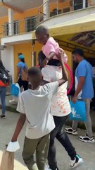 Yanfry jugando te toco con un nuevo amigo