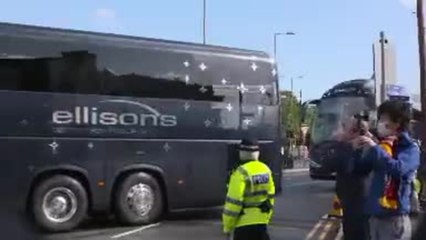 30e j. - Une poignée de supporters accueille le bus de Liverpool