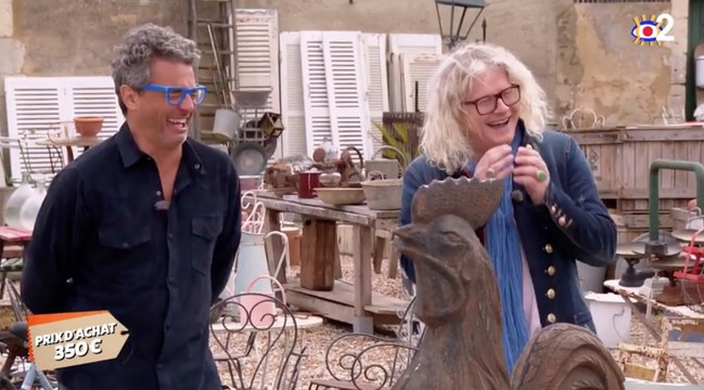 Le duel des brocantes : une commissaire-priseur avale un insecte, Julien Cohen pris d'un fou rire