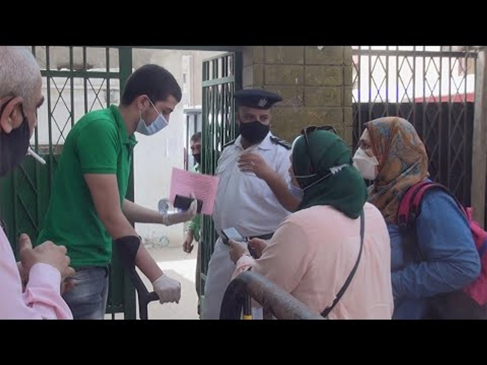 فرد أمن يساعد طلاب متأخرين على دخول الامتحان: جايين نحل المشاكل