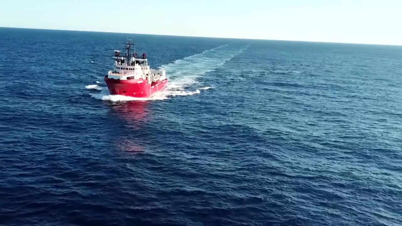 Enquête exclusive : le navire d'une ONG vient en aide à des centaines de migrants en pleine mer Méditerranée