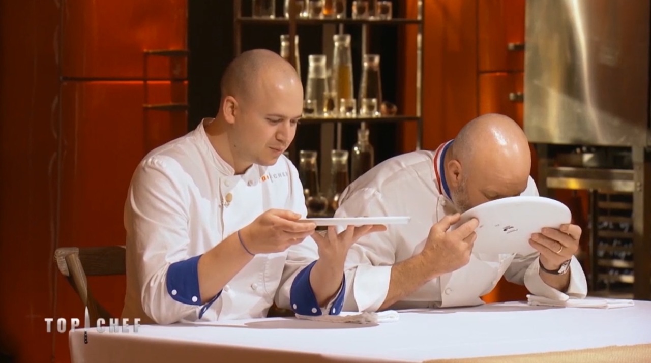 Exclu. Epreuve hallucinante dans Top Chef ce soir : chefs et candidats  doivent... lécher des assiettes ! (VIDEO)