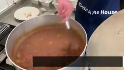 Liverpool - Des bénévoles distribuent du scouse à l'ombre d'Anfield