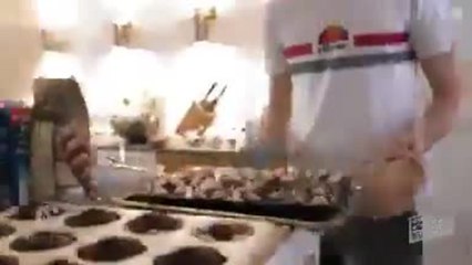 Coronavirus - Le gardien de Schalke 04 cuisine des muffins pour ses supporters !