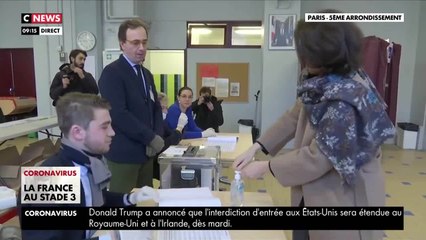 Agnès Buzyn galère avec le gel hydroalcoolique dans le bureau de votes du 5e arrondissement de Paris