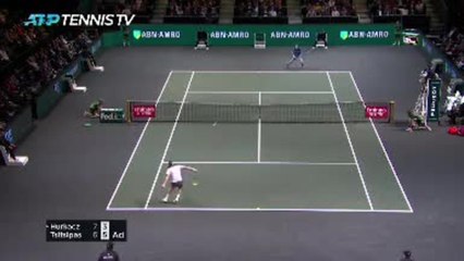 Rotterdam - Tsitsipas a dû s'employer face à Hurkacz (6-7, 6-3, 6-1)