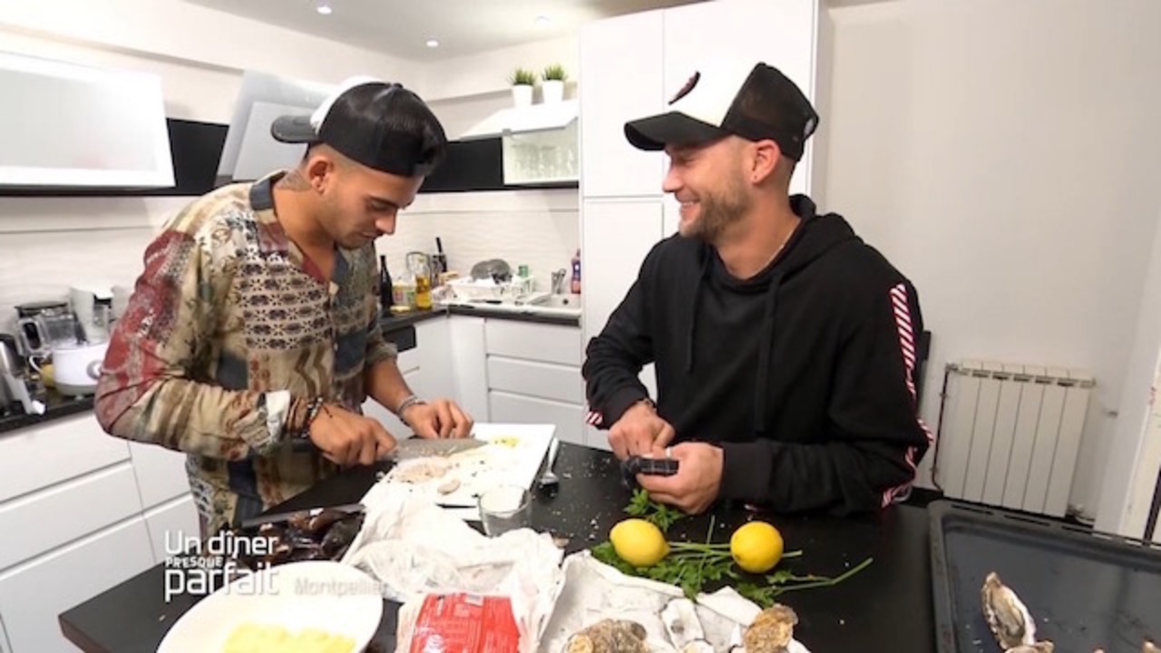 Exclu. Un dîner presque parfait : Paga vient en aide à Greg pour préparer  son repas !