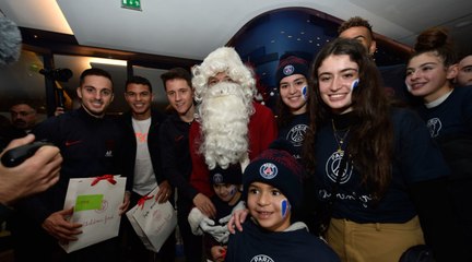 Quand Kylian Mbappé se transforme en Père Noël pour les enfants