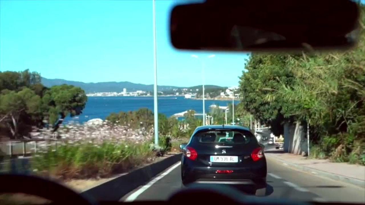 Exclu. Zone interdite (M6) : pour obtenir leur prêt bancaire, ces deux jeunes femmes doivent d'abord passer un oral !