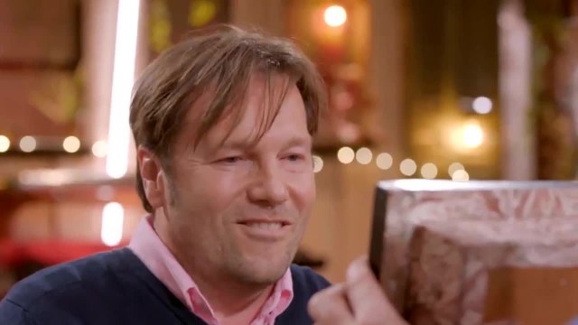 Exclu. L'atelier (M6) : époustouflé, l'un des artisans est très ému par un objet qu'il a restauré