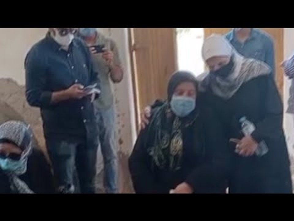 انهيار زوجة طبيب الغلابة في أول ظهور لها