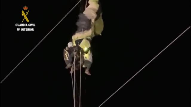 La Guardia Civil rescata a un hombre atrapado con su parapente en unos cables de alta tensión en Almuñécar