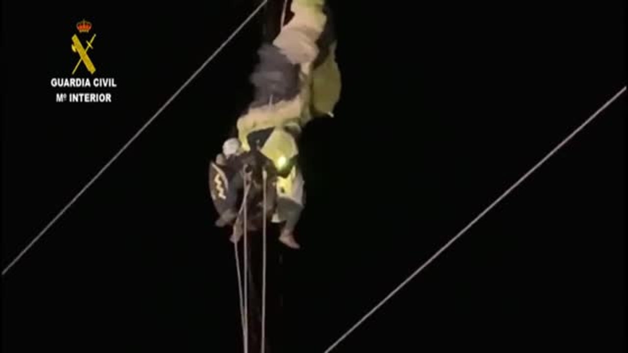 La Guardia Civil rescata a un hombre atrapado con su parapente en unos cables de alta tensión en Almuñécar