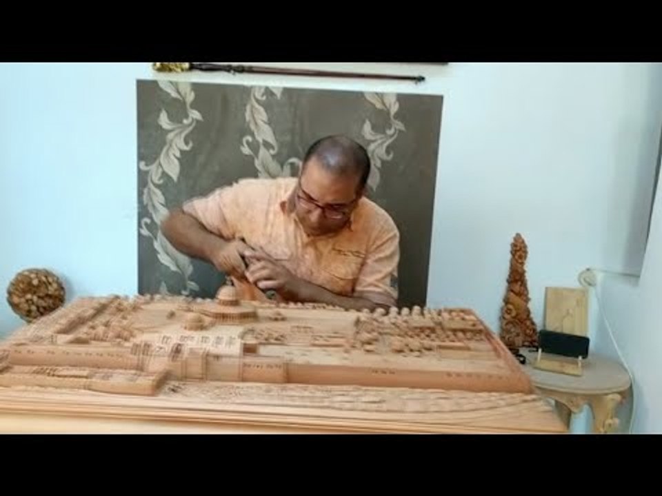 النحت على الخشب.. بليغ يصمم مجسم المسجد الأقصى...