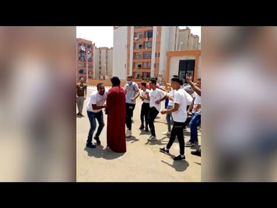 رقص وتصفيق على أغنية قالوا إيه أمام مدرسة تحيا مصر في انتخابات مجلس الشيوخ بالأسمرات