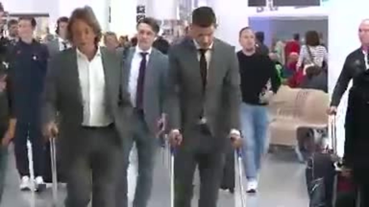 Ligue des Champions : Groupe B - Lucas Hernandez arrive à l'aéroport avec des béquilles