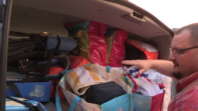 Exclu. Familles extraordinaires (6Ter) : ce père de 7 enfants a toutes les peines du monde à remplir son coffre avant de partir en vacances