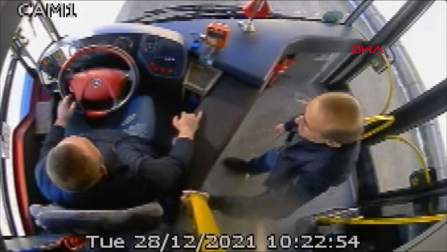 Maske takmamakta ısrar eden yolcuyu otobüsten indirdi