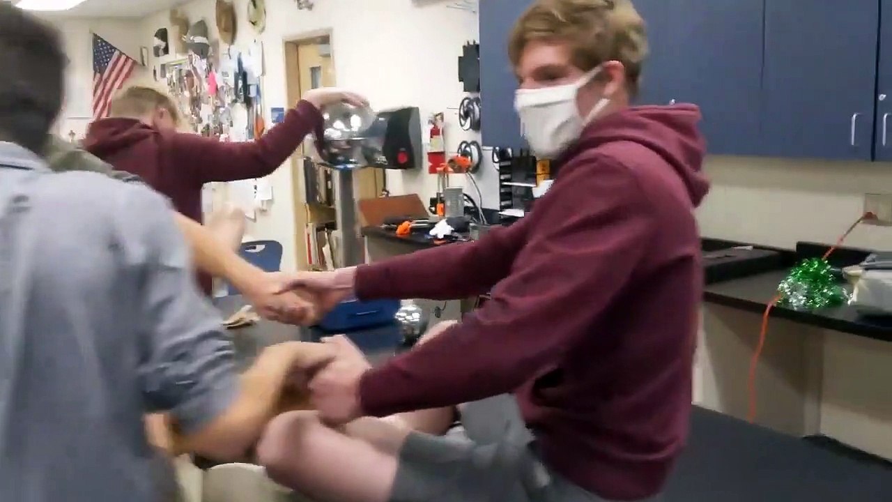 Des étudiants font une expérience de parcours de l'électricité qui va les marquer