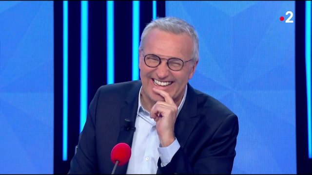 Les grosses têtes : Laurent Ruquier gêné de revoir des images de lui en train de chanter