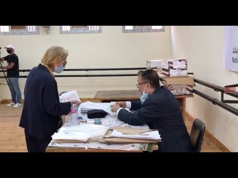 فايزة ابو النجا تدلي بصوتها فى انتخابات مجلس الشيوخ