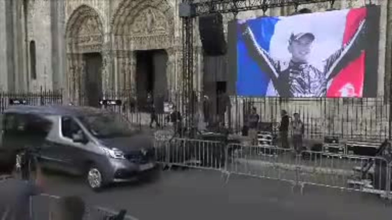 Décès - Le cercueil d'Anthoine Hubert sort sous...