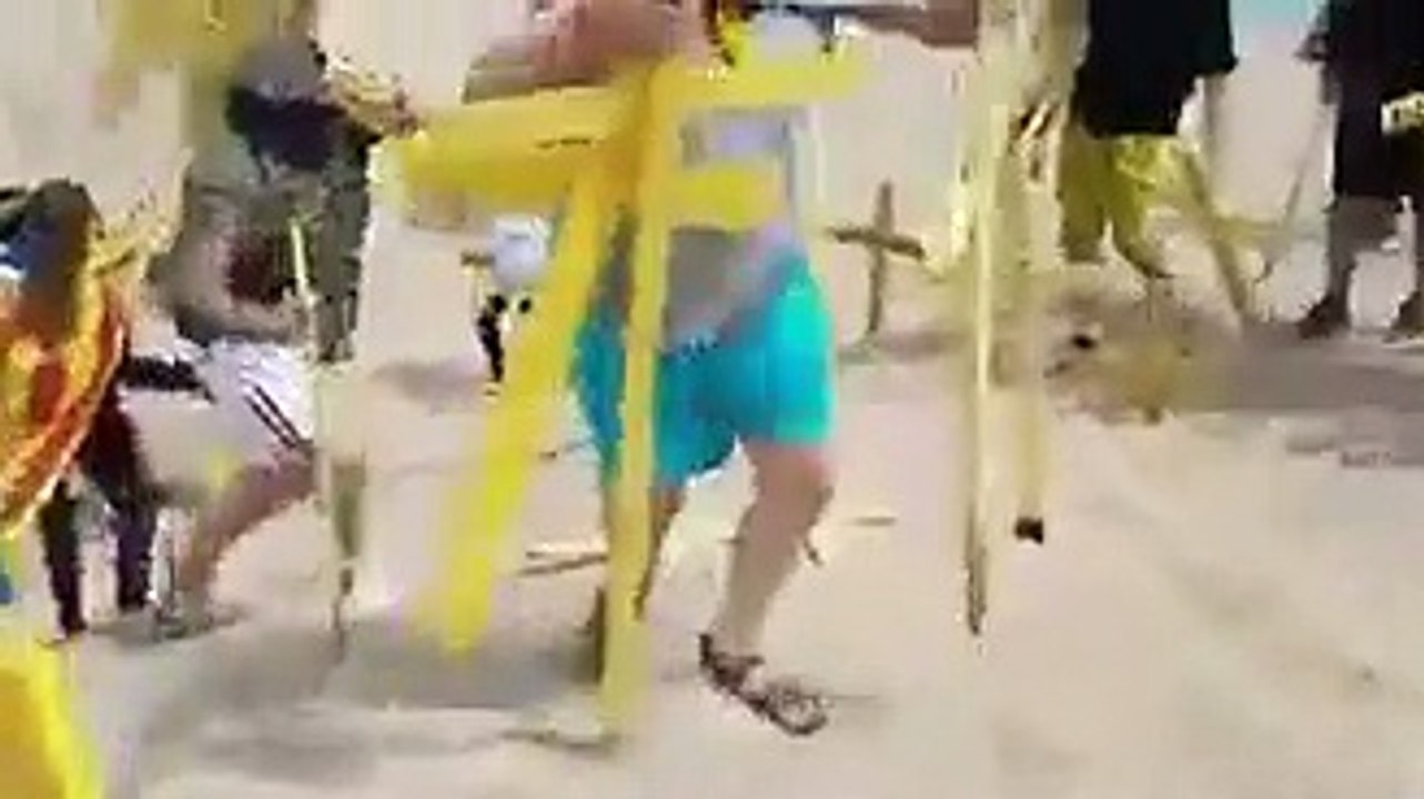 Pelea en Canet de Mar por las cruces amarillas en la arena