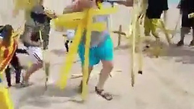 Pelea en Canet de Mar por las cruces amarillas en la arena