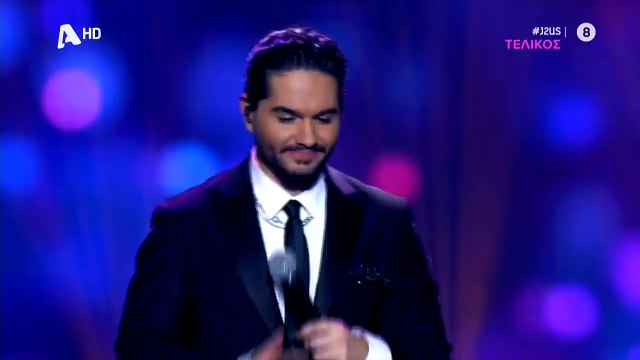 Nikos Aliagas reprend James Brown et Claude François à la télévision grecque