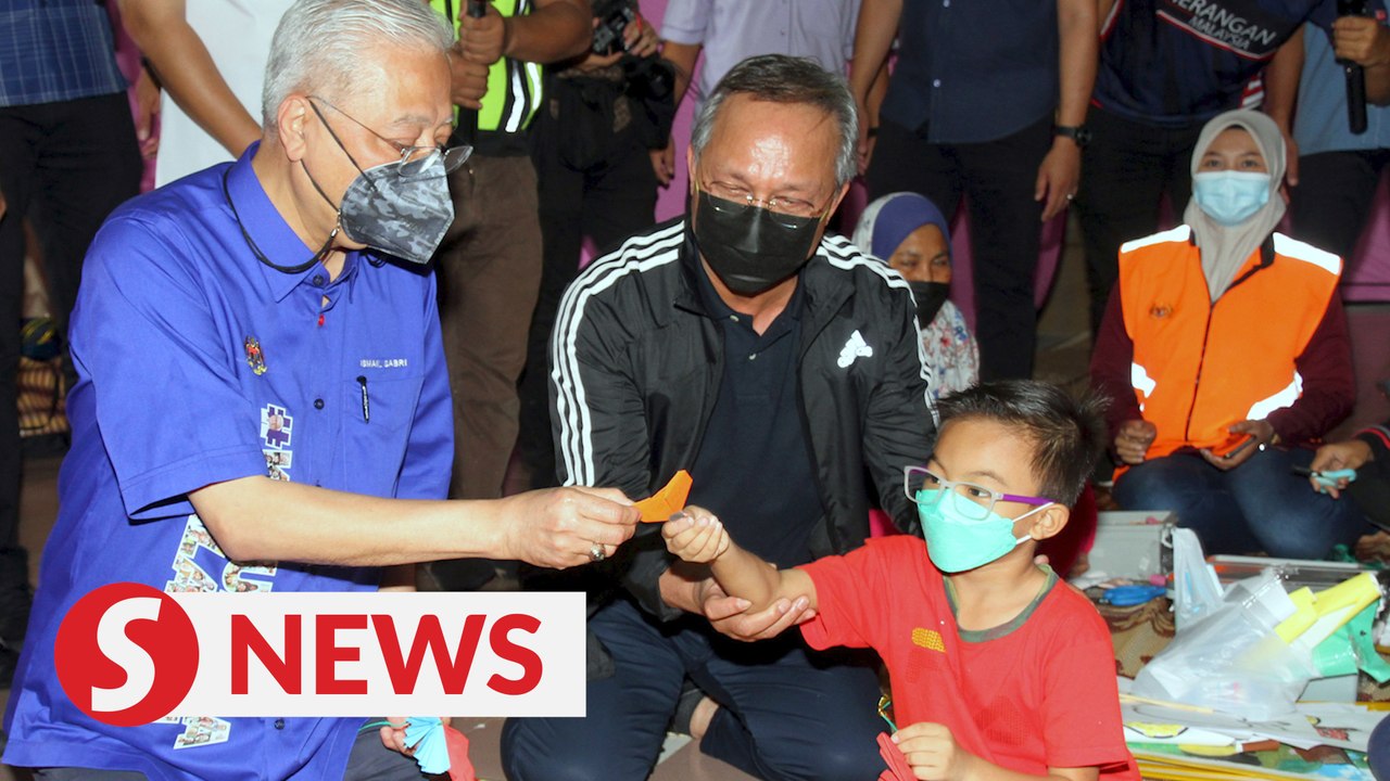 Floods: Bund project approved for Segamat, aid must reach victims immediately, says PM