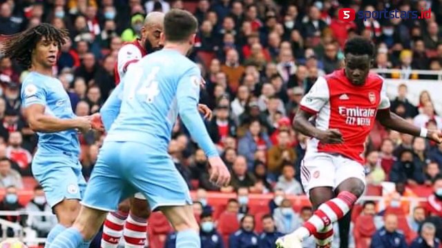 Heboh! Ben White Terekam Kamera Penonton Tampar Tangan Asisten Wasit Usai Laga Arsenal Vs Manchester City