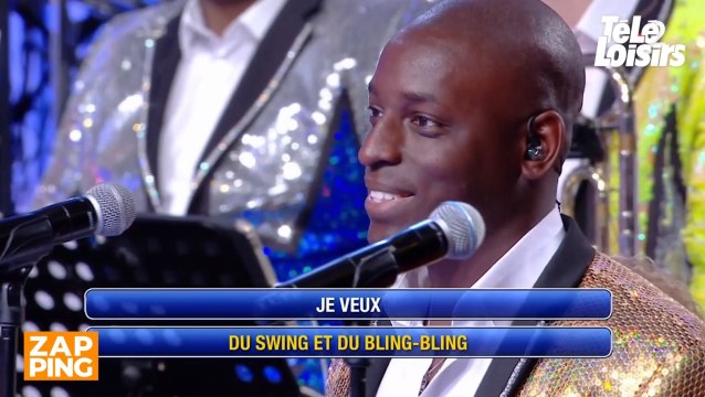 Julie, la Maestro de N'oubliez pas les paroles émoustillée par la voix de Manu Vince, l'un des choristes de l'émission