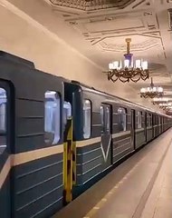 Une station de métro à Saint-Petersbourg 