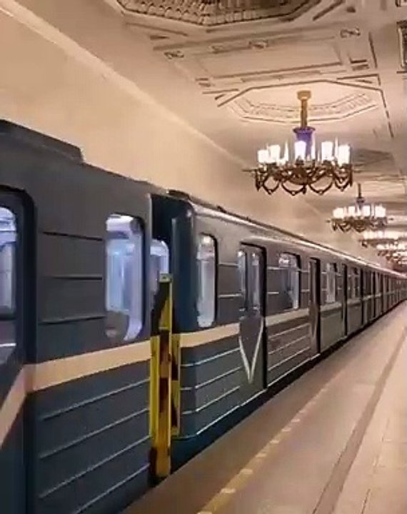 Une station de métro à Saint-Petersbourg 